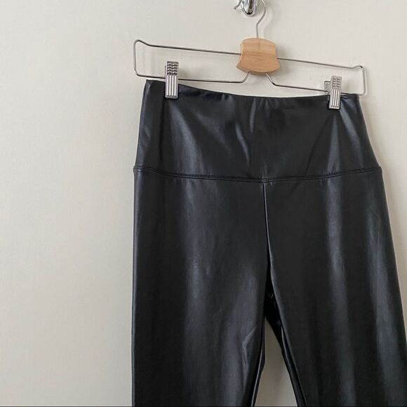 Lyysè-Textured Black Faux Leather Legging - Picture 6 of 11